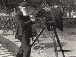 Lucien Aigner - Fotograf v záhrade