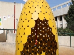 Miriam Roth - socha Klas kukurice vedľa veterníka