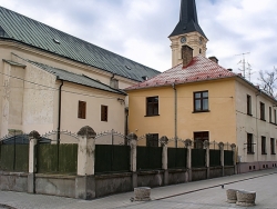 Nové Zámky Farský Kostol - pohľad zozadu / vpravo Farský úrad