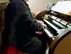 Nové Zámky Farsky Kostol - organista p. Anton Kádek 3