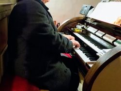 Nové Zámky Farsky Kostol - organista p. Anton Kádek 3
