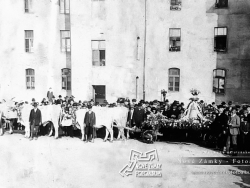 Gymnázium Nové Zámky - Prevoz kostolného zvona z dvora Gymnázia v r. 1921