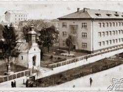 Kapisztóriho ulica r. 1942 [Okr.úrad / Stará Nemocnica] vľavo je zreteľne vidieť "jazierko" za kaplnkou.