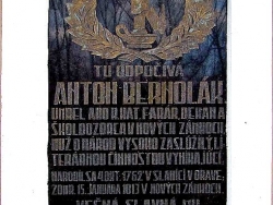 Nové Zámky Kaplnky - Kaplnka svätej Trojice, hrob Antona Bernoláka