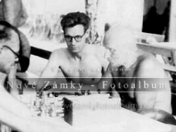 Nové Zámky MIX Fotografií - Emil Tatárik pri jeho obľúbenom šachu