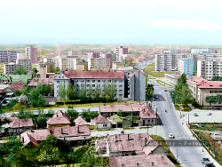 Nové Zámky Minulosť vo Farbe - Gogolova ulica, vpravo výstavba ZŠ Mostná