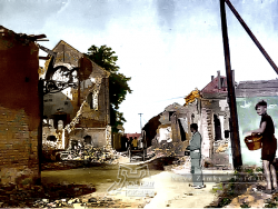 Nové Zámky Minulosť vo Farbe - bombardovanie Nových Zámkov, Žerotínová bašta, vľavo zbombardovaná židovská Neologická Synagóga