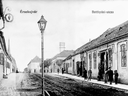 Jedna z najstarších novozámockých fotografií z roku 1910 [Batthyániho ulica, dnes známa ako ulica Petöfiho]