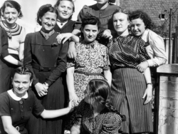 Hilda Neumannová s priateľkami v areáli školy M.Flengera 1939