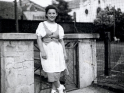 Hilda Neumannová na tenisovom dvorci - Flengerova dievčenská škola 1930