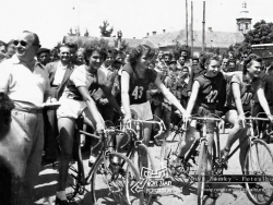 Nové Zámky Šport - Cyklistické preteky na Hlavnom Námestí Nové Zámky v roku 1951