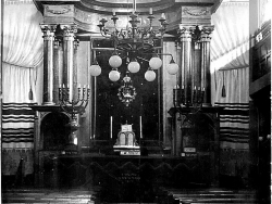 Nové Zámky Synagógy - Židovská Neologická Synagóga Interiér - Nové Zámky (zničená pri bombardovaní Nových Zámkov)