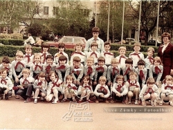 Nové Zámky MIX Fotografií - Pioniersky sľub ZŠ Mostná (2.B tr.uč.Balázsová) na Hlavnom Námestí Nové Zámky 1981