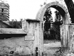 Pevnosť Nové Zámky - pozostatok jednej z brán pevnosti Nové Zámky umiestnená pri kostole v Komárne 57