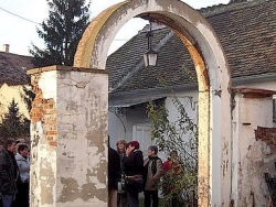 Pevnosť Nové Zámky - pozostatok jednej z brán pevnosti Nové Zámky umiestnená pri kostole v Komárne 71